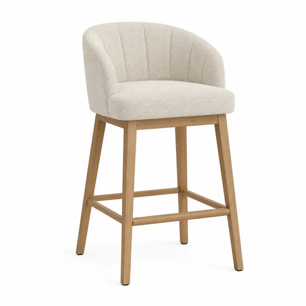 Silla alta de comedor tapizada en poliéster beige claro con patas de madera maciza natural y respaldo curvo 52 x 55 x 100 cm